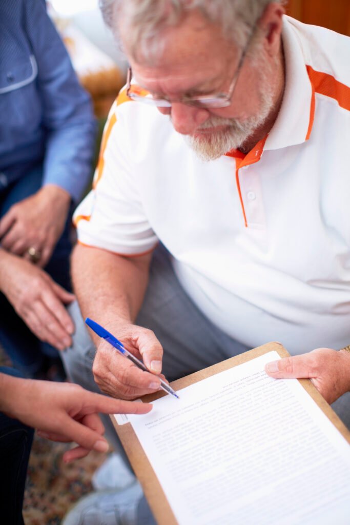 Pflegeberatung in Herne bei der gemeinsamen Durchsicht von Unterlagen